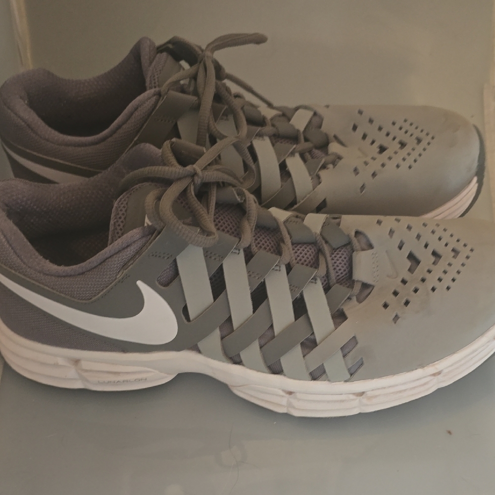 Nike Air Max Flytrap Tr Gray and White Athletic Shoes with Breathable Mesh